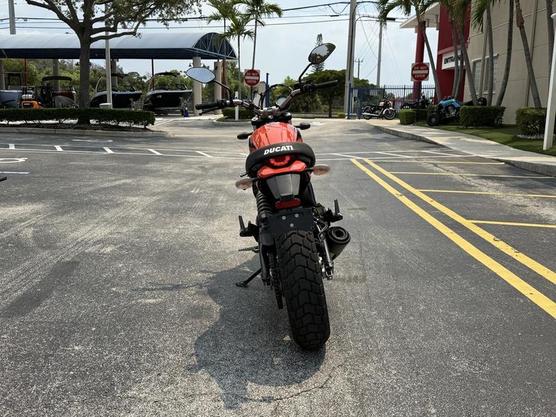 0787B963-37E1-4135-BE57-2F6D5410B559