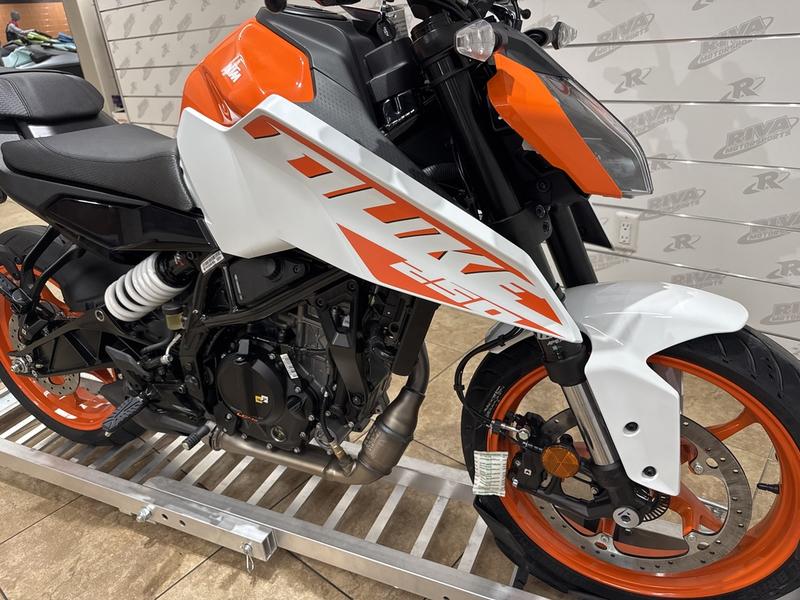 51CFC55F-47DE-4A5F-8BF9-FE7BE10F0D9E