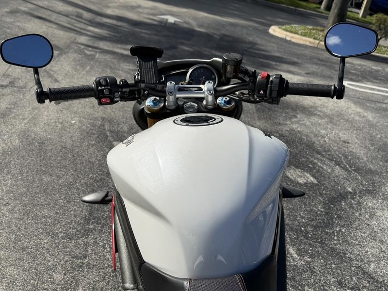 87607F33-5857-49B5-8954-243595D212FC